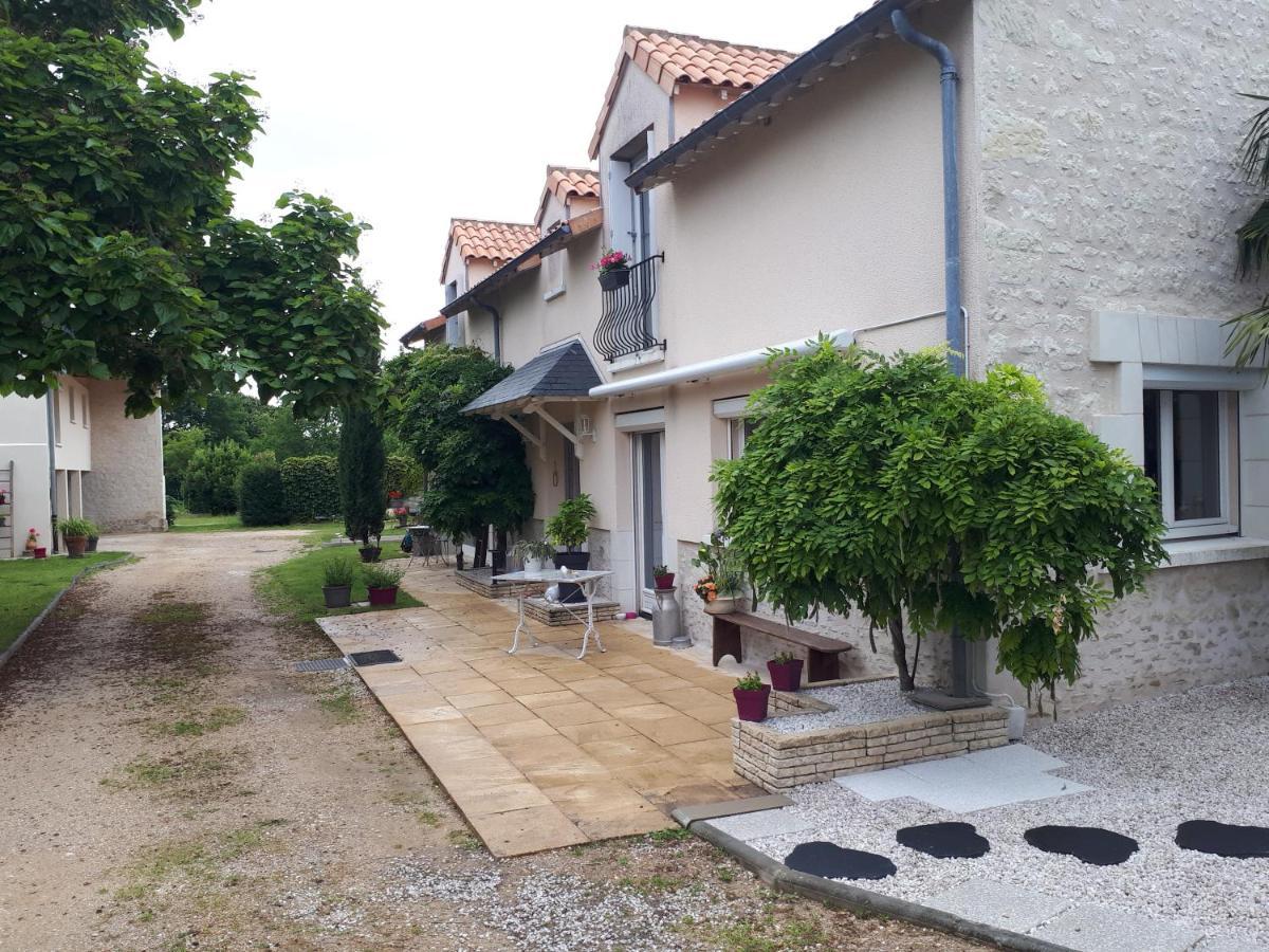 Gite Amanala Poitou Saint-Genest-d'Ambiere Eksteriør billede
